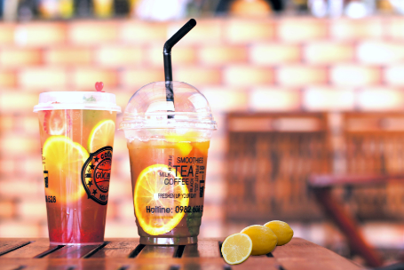 PET Bardak Kapakları Kılavuzu: Kubbe Kapak vs Düz Kapak